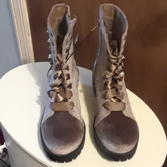 Taupe studded boot, size 6 - Picture 2 of 5